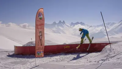Skifahrer auf einem Rail