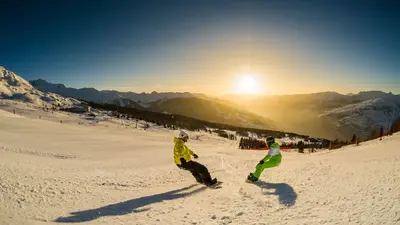 Skifahren bei Sonnenuntergang