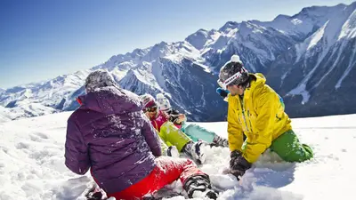 Familie bei Schneeballschlacht in Saint Lary