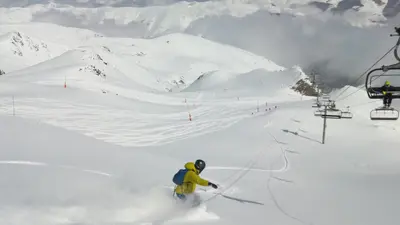 Skifahrer beim Tiefschneefahren in Peyragudes