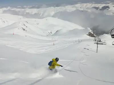 Skifahrer beim Tiefschneefahren in Peyragudes © Station de Peyragudes