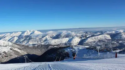 Blick ins Skigebiet  Ax 3 Domaines und auf eine der Abfahrten