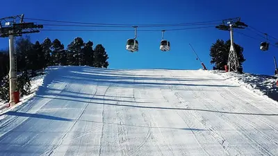 Skipiste und Lift in Ax 3 Domaines