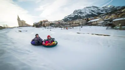 Kinder auf der Tubingbahn in Aussois