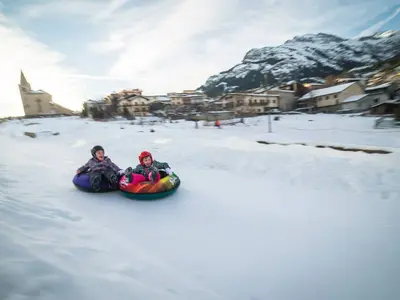 Kinder auf der Tubingbahn in Aussois © Aussois