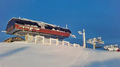 Blick zur verschneiten Bergstation in Monts Jura