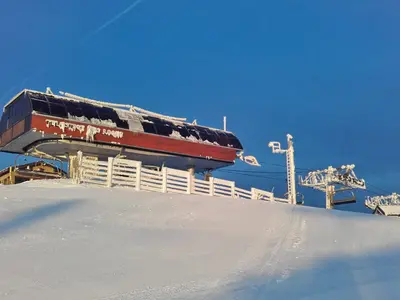 Blick zur verschneiten Bergstation in Monts Jura © Monts Jura