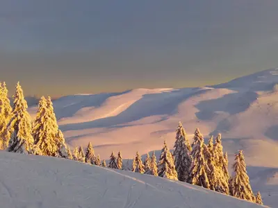 Sonnenaufgang im verschneiten Monts Jura © Monts Jura