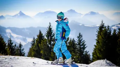 Kind beim Skifahren in Thollon Les Memises