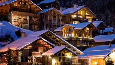Blick auf die Holzhäuser von Sainte-Foy-Tarentaise bei Nacht