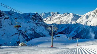 Blick auf Piste und Sessellift im Skigebiet von Pralognon-la-Vanoise