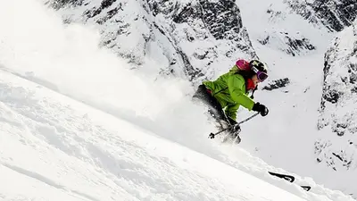 Skifahrerin bei der Abfahrt in Pralognan-la-Vanoise