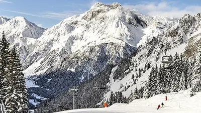 Skifahrer auf einer Piste in Pralognan-la-Vanoise