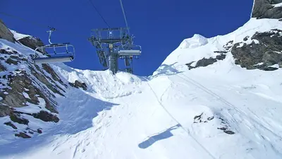 Blick auf einen Sessellift und eine Piste in Bonneval sur Arc