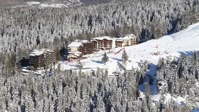Blick auf Hotels direkt an der Piste in Chabanon