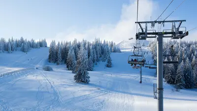 Sessellift und Pisten in Métabief