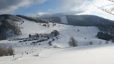 Blick auf die Talstation von Rouge Gazon