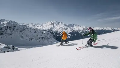 Skifahrer und Snowboarder in La Rosière