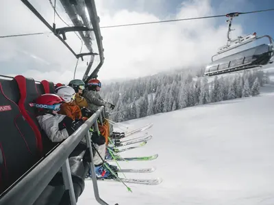 Moderne Sessellifte im Skigebiet © Freezing Motions