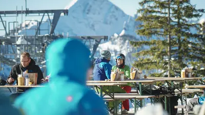 Skifahrer bei einer Pause im Skigebiet Spitzingsee-Tegernsee
