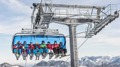 Voll besetzter Sessel der 8er-Sudelfeldkopfbahn im Skiparadies Sudelfeld