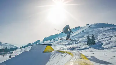 Skifahrer beim Sprung in der Actionwelt Sudelfeld