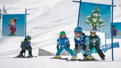 Kinder beim Skifahren im SnuKi Kinderland am Sudelfeld