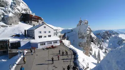 Blick auf die Bergstation und die umliegenden Berge