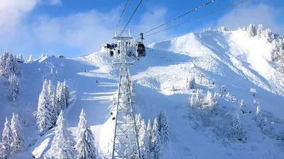 Blick auf die Gondelbahn Brauneck in den Bergen