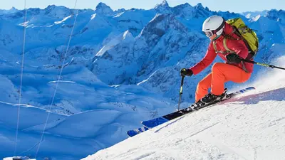 Sportlicher Skifahrer bei der Abfahrt am Nebelhorn