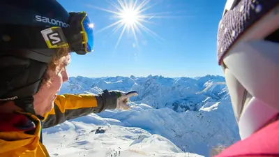 Skifahrer mit Panorama am Nebelhorn