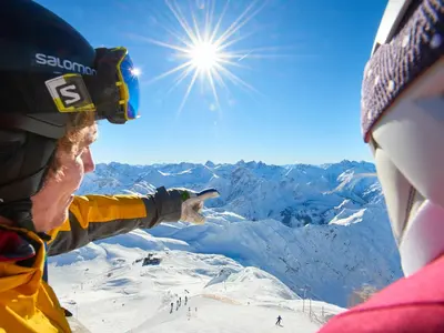 Skifahrer mit Panorama am Nebelhorn © Christian Seitz / Bergbahnen Oberstdorf / Kleinwalsertal