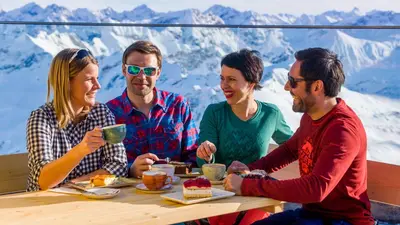 Pause vom Wintersport auf dem Gipfel des Nebelhorns