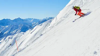 Skifahrer auf der schwarzen Piste am Nebelhorn