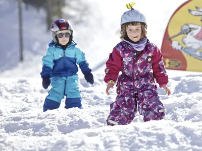 Zwei Kinder im Schnee in Balderschwang © Skilift Balderschwang