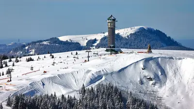 Blick auf das belebte Skigebiet