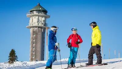 Skifahrer vor dem Feldbergturm