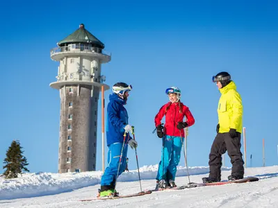 Skifahrer vor dem Feldbergturm © Liftverbund Feldberg