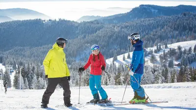 Wintersportgruppe auf einer Piste am Feldberg