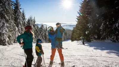 Familie beim Skifahren am Feldberg