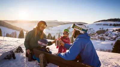 Familie bei einer Pause vom Skifahren am Feldberg