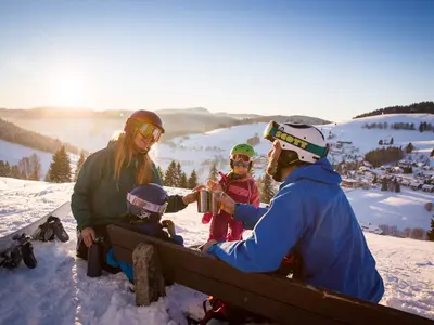 Familie bei einer Pause vom Skifahren am Feldberg