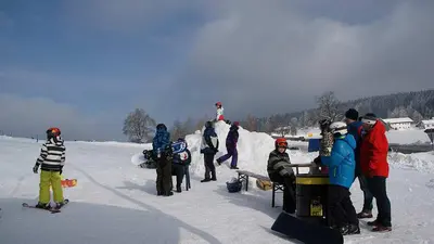Skifahrer bei der Rast am Kapellenberg
