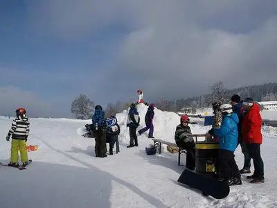 Skifahrer bei der Rast am Kapellenberg © Skilift Kapellenberg