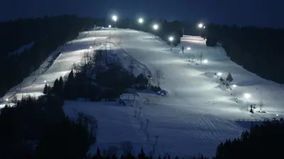 Beleuchtete Herrenabfahrt im Skigebiet am Geißkopf