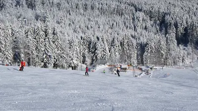 Blick von der Piste auf das Lifthaus