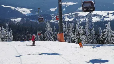 Skifahrer auf der Abfahrt Süd am Ochsenkopf