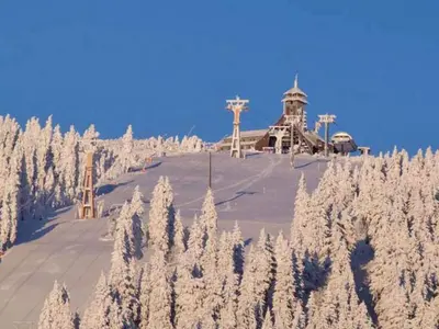 Blick zum Fichtelberg mit Rennstrecke © Fichtelberg Schwebebahn Kurort Oberwiesenthal - FSB GmbH