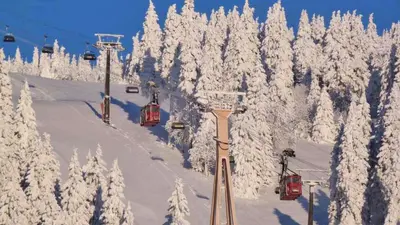 Blick auf die Fichtelberg Seilschwebebahn und den Vierersessellift