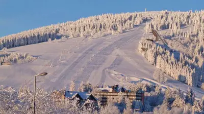Blick auf den Skihang am Fichtelberg